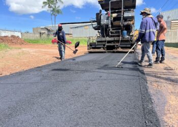 Rua Argentina recebe drenagem e novo asfalto no bairro Embratel