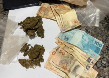 PM CONDUZ SUSPEITOS RECORRENTES NA PRÁTICA DE CRIMES POR ENVOLVIMENTO COM TRÁFICO DE DROGAS EM CACOAL