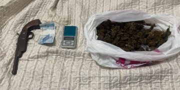 POLÍCIA MILITAR PRENDE HOMEM ARMADO E APREENDE DROGA DURANTE PATRULHAMENTO EM JI-PARANÁ