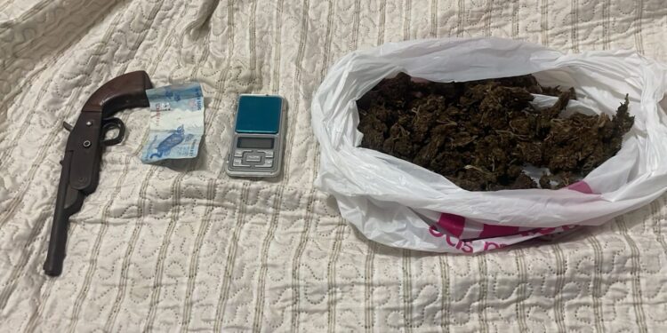 POLÍCIA MILITAR PRENDE HOMEM ARMADO E APREENDE DROGA DURANTE PATRULHAMENTO EM JI-PARANÁ
