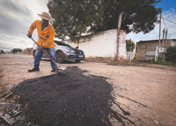Equipes da Prefeitura realizam tapa buraco no bairro Tancredo Neves