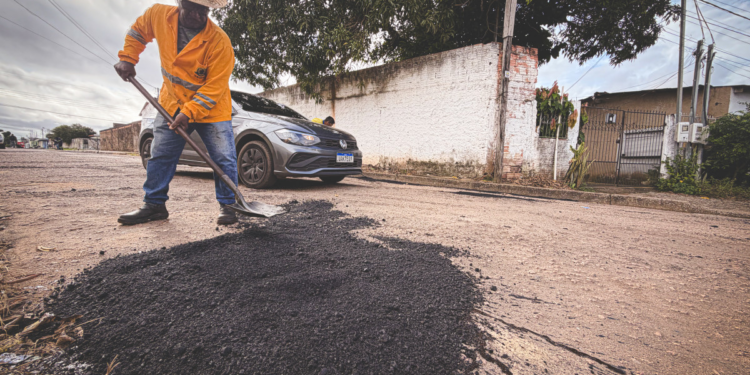 Equipes da Prefeitura realizam tapa buraco no bairro Tancredo Neves