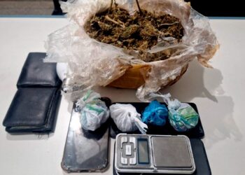 POLÍCIA MILITAR APREENDE QUASE MEIO QUILO DE DROGAS E PRENDE DOIS SUSPEITOS