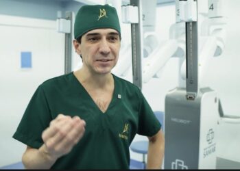 Cirurgião plástico de Rondônia realiza primeira cirurgia abdominal robótica do Brasil com o robô Toumai