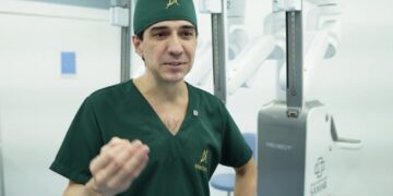 Cirurgião plástico de Rondônia realiza primeira cirurgia abdominal robótica do Brasil com o robô Toumai