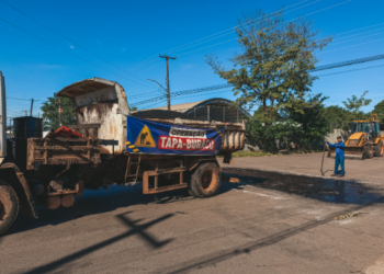 Bairro Liberdade recebe intervenção de tapa-buraco e limpeza