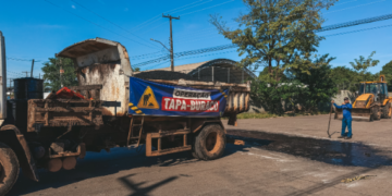 Bairro Liberdade recebe intervenção de tapa-buraco e limpeza