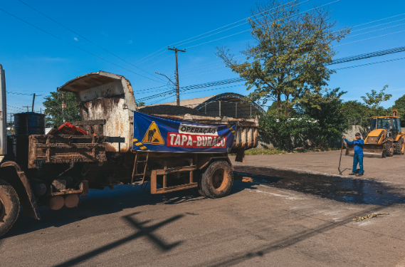 Bairro Liberdade recebe intervenção de tapa-buraco e limpeza