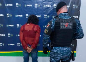 JI-PARANÁ – MULHER É CONDUZIDA PELA PM POR SUSPEITA DE TRÁFICO DE DROGAS NO BOA ESPERANÇA