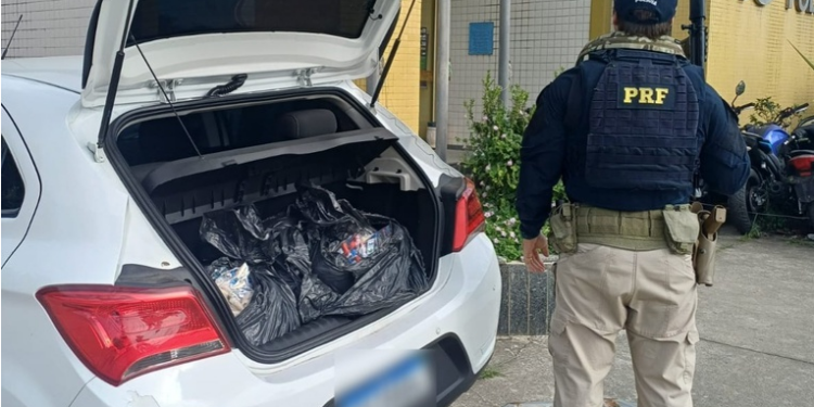 PRF apreende cerca de 45 kg de drogas na Dutra, em Seropédica