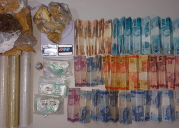 OURO PRETO DO OESTE – SUSPEITOS FOGEM POR ÁREA DE MATA, ABANDONAM DROGAS E DINHEIRO DURANTE ABORDAGEM DA PM