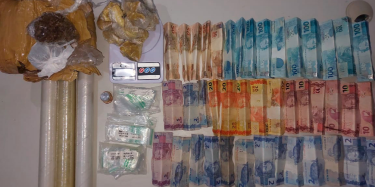 OURO PRETO DO OESTE – SUSPEITOS FOGEM POR ÁREA DE MATA, ABANDONAM DROGAS E DINHEIRO DURANTE ABORDAGEM DA PM