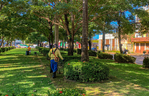 Limpeza, roço e recolhimento de resíduos atendem diferentes regiões de Porto Velho
