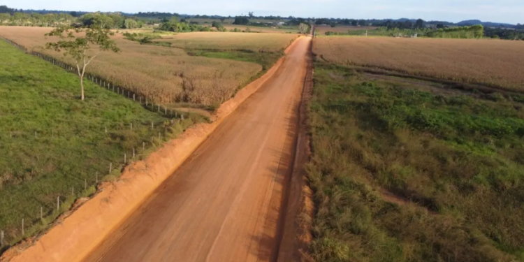 Rodovia 457 passa por manutenção completa, melhorando as condições de trafegabilidade na região do Vale do Jamari