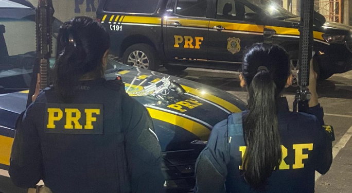 PRF apreende simulacro de arma de fogo e recupera celular roubado durante fiscalização na Zona Norte do Rio