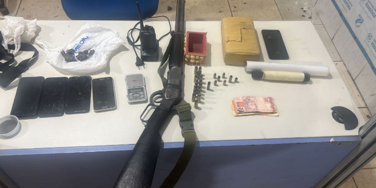 Operação integrada das Forças Táticas resulta na prisão de suspeito e apreensão de arma, munições e drogas no Residencial Orgulho do Madeira