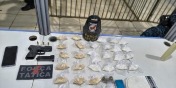 FORÇA TÁTICA: Dupla é presa com droga e arma de fogo na zona sul