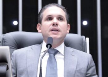 Motta condiciona votação sobre combustíveis à retirada de urgência de projeto da redução de jornada