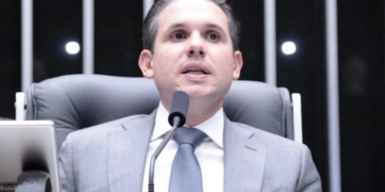 Motta condiciona votação sobre combustíveis à retirada de urgência de projeto da redução de jornada