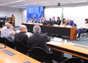 Comissão adia para esta quarta-feira a votação de proposta que reduz maioridade penal para 16 anos