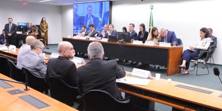 Comissão adia para esta quarta-feira a votação de proposta que reduz maioridade penal para 16 anos