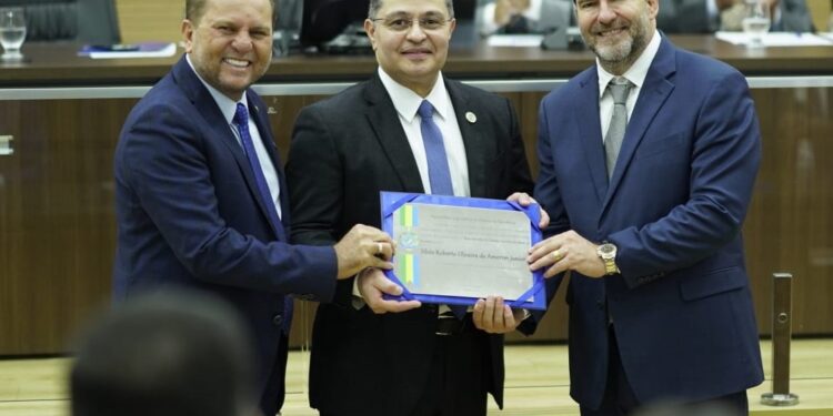 Alex Redano e Cirone Deiró homenageiam personalidades na Alero