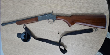 MULHER É CONDUZIDA APÓS DISPARO DE ARMA DE FOGO DURANTE DISCUSSÃO COM O COMPANHEIRO EM ESPIGÃO DO OESTE