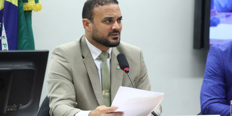 Comissão aprova proposta de porte de arma para corretores de imóveis