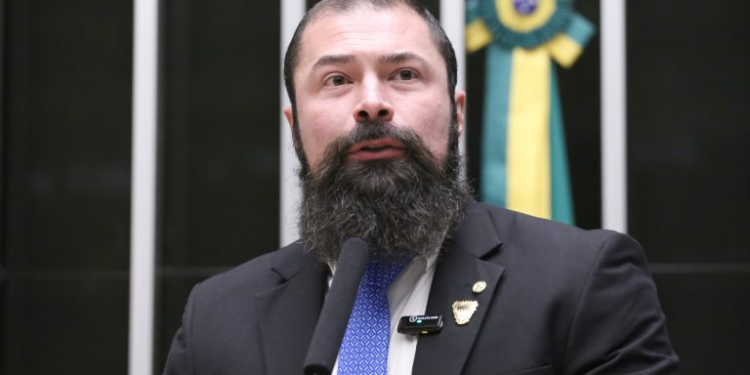 Comissão aprova projeto que garante prisão militar para PMs e bombeiros condenados