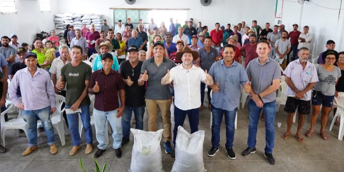 Alex Redano acompanha entrega de condicionadores de solo para 131 produtores rurais em Novo Horizonte d’Oeste