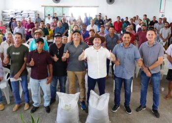 Alex Redano acompanha entrega de condicionadores de solo para 131 produtores rurais em Novo Horizonte d’Oeste