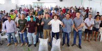 Alex Redano acompanha entrega de condicionadores de solo para 131 produtores rurais em Novo Horizonte d’Oeste