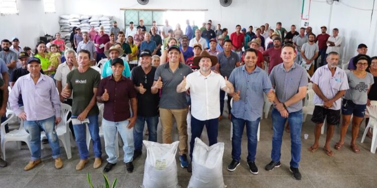 Alex Redano acompanha entrega de condicionadores de solo para 131 produtores rurais em Novo Horizonte d’Oeste