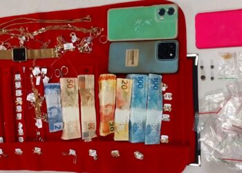 POLÍCIA MILITAR DESARTICULA PONTO SUSPEITO DE TRÁFICO E RECUPERA JOIAS