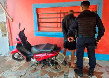 ADOLESCENTE É APREENDIDO PELA PM CONDUZINDO MOTOCICLETA FURTADA