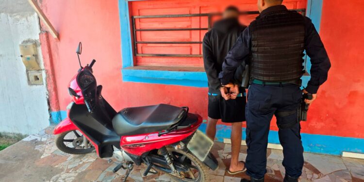 ADOLESCENTE É APREENDIDO PELA PM CONDUZINDO MOTOCICLETA FURTADA