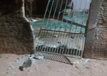 HOMEM É PRESO APÓS AMEAÇAR EX-COMPANHEIRA E DANIFICAR PORTÕES DE RESIDÊNCIA