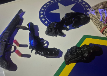 POLÍCIA MILITAR PRENDE DOIS SUSPEITOS E APREENDE ADOLESCENTE COM ARMAS DURANTE PERSEGUIÇÃO EM PORTO VELHO