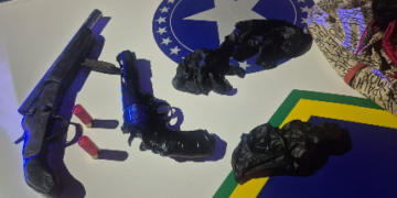 POLÍCIA MILITAR PRENDE DOIS SUSPEITOS E APREENDE ADOLESCENTE COM ARMAS DURANTE PERSEGUIÇÃO EM PORTO VELHO