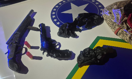 POLÍCIA MILITAR PRENDE DOIS SUSPEITOS E APREENDE ADOLESCENTE COM ARMAS DURANTE PERSEGUIÇÃO EM PORTO VELHO