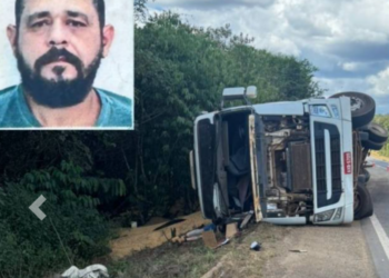 Caminhão carregado de soja tomba após passar pela ponte do rio Ávila; motorista morre