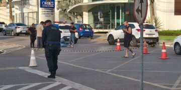 Quase 60 minutos sem atendimento: Grave acidente de trânsito entre moto e carro no cruzamento da Sete de Setembro com a João Goulart