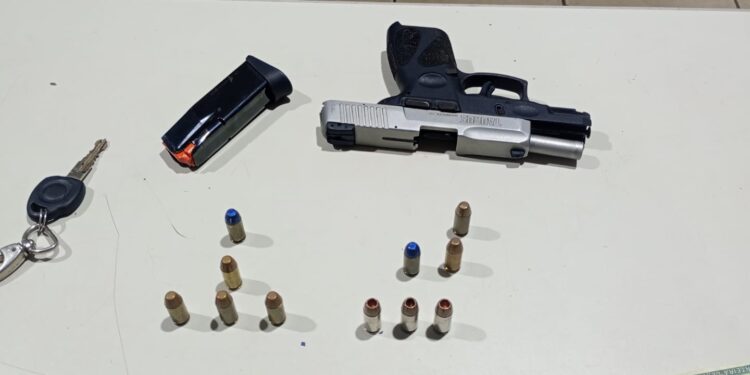 FORÇA TÁTICA: Após buscas em veículo trio é conduzido a central de polícia armado