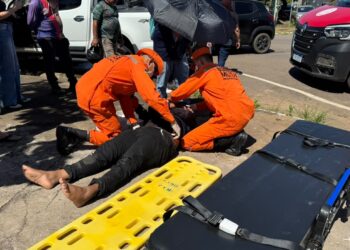 Motociclista é atingido de cheio por veículo