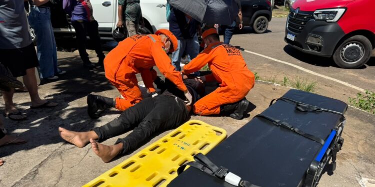 Motociclista é atingido de cheio por veículo
