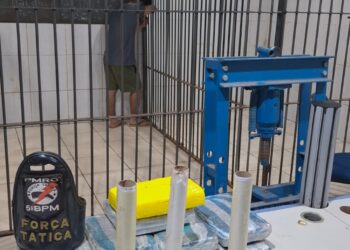 PM apreende drogas, prensa e motocicleta utilizada por suspeito em casa abandonada na zona Leste de Porto Velho