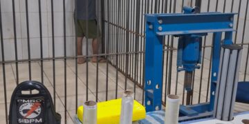 PM apreende drogas, prensa e motocicleta utilizada por suspeito em casa abandonada na zona Leste de Porto Velho