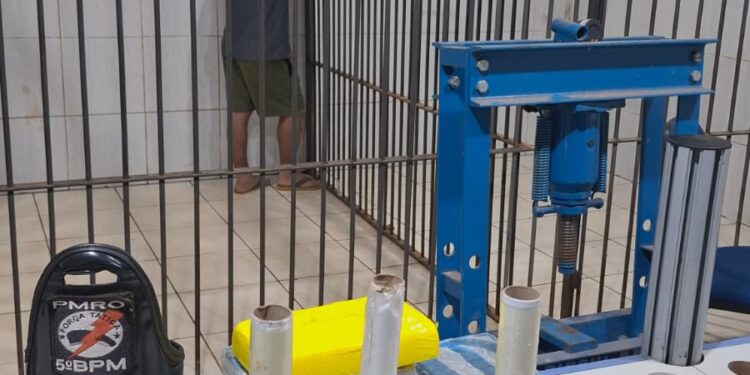 PM apreende drogas, prensa e motocicleta utilizada por suspeito em casa abandonada na zona Leste de Porto Velho