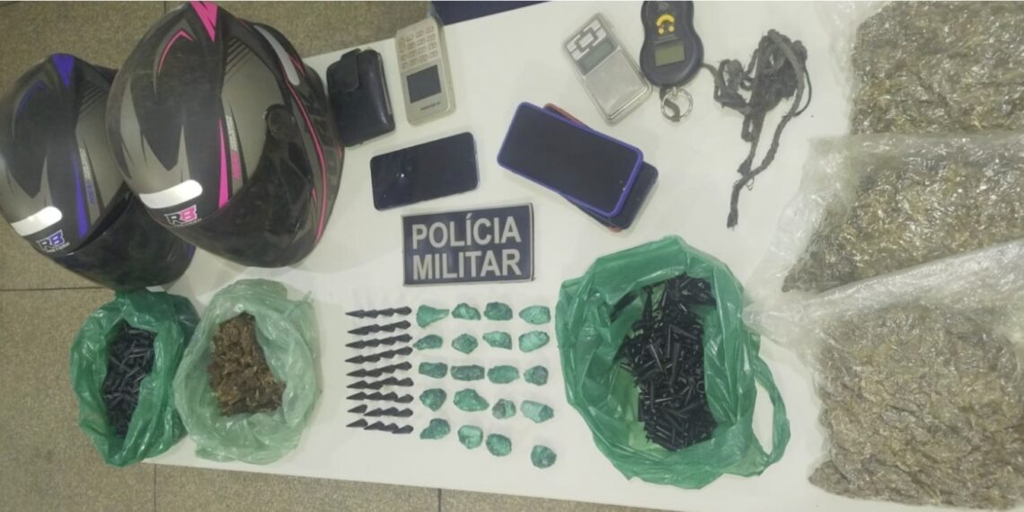 AÇÃO DA PMRO NA OPERAÇÃO BRASIL CONTRA O CRIME ORGANIZADO APREENDE MAIS DE 2,2 KG DE DROGAS E 4 PESSOAS SÃO CONDUZIDAS POR TRÁFICO NO DISTRITO DE NOVO PLANO