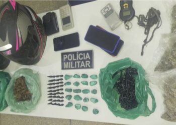 AÇÃO DA PMRO NA OPERAÇÃO BRASIL CONTRA O CRIME ORGANIZADO APREENDE MAIS DE 2,2 KG DE DROGAS E 4 PESSOAS SÃO CONDUZIDAS POR TRÁFICO NO DISTRITO DE NOVO PLANO
